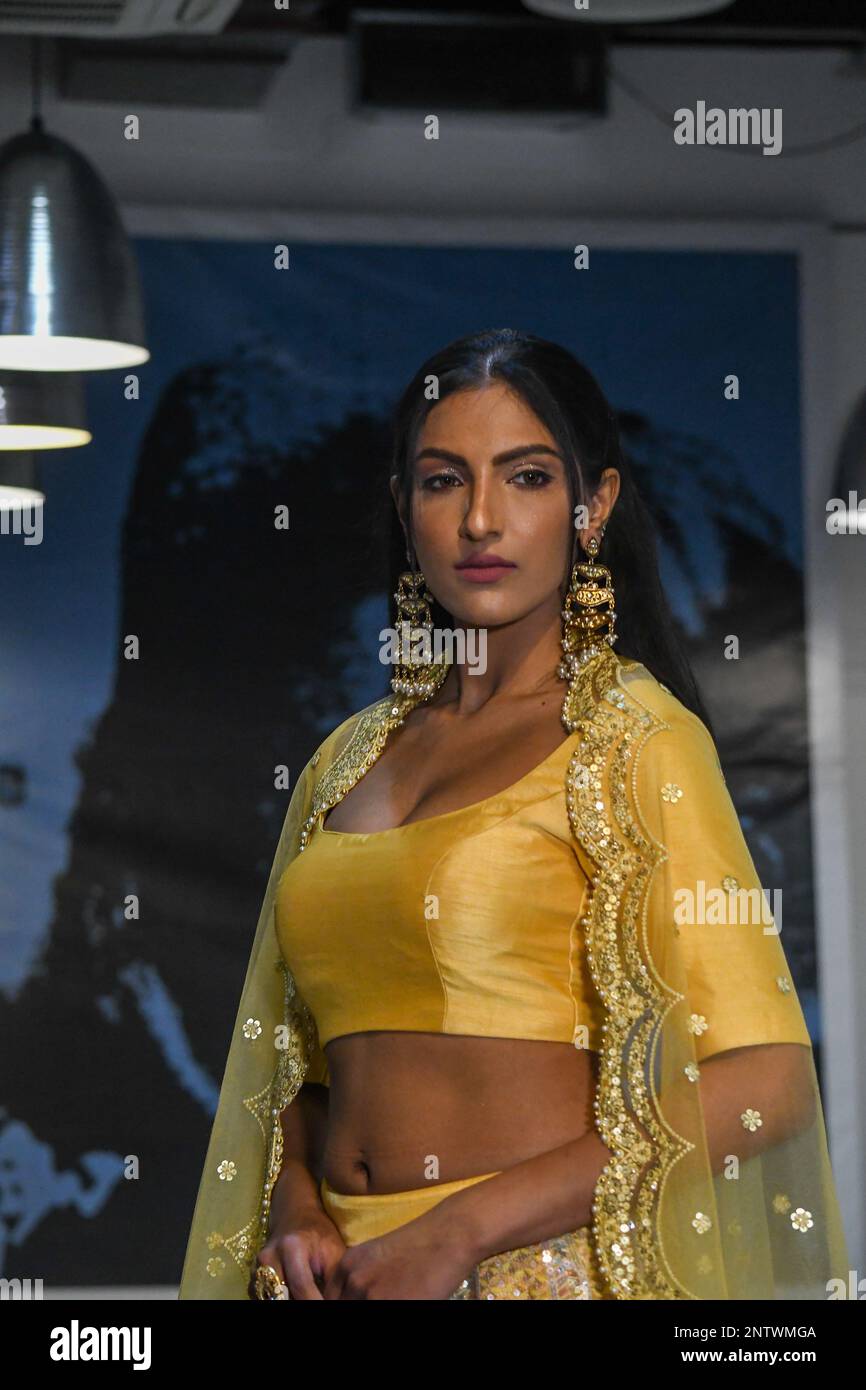 London, Großbritannien, 19. Februar 2023, LAN Fashion Show in Croydon mit Modedesignerin Naviya Edit. Naviya Edit ist eine südasiatische Marke, die zeitgenössische Indianbekleidung anbietet. Durch ihre kuratierten Stücke und maßgeschneiderten Services sind sie für jeden etwas. Einzigartige Outfits aus traditionellen, erschwinglichen Stoffen kreieren. Andrew Lalchan Photography/Alamy Live News Stockfoto
