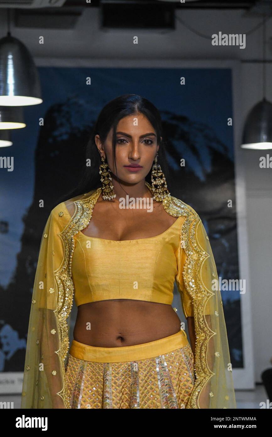 London, Großbritannien, 19. Februar 2023, LAN Fashion Show in Croydon mit Modedesignerin Naviya Edit. Naviya Edit ist eine südasiatische Marke, die zeitgenössische Indianbekleidung anbietet. Durch ihre kuratierten Stücke und maßgeschneiderten Services sind sie für jeden etwas. Einzigartige Outfits aus traditionellen, erschwinglichen Stoffen kreieren. Andrew Lalchan Photography/Alamy Live News Stockfoto