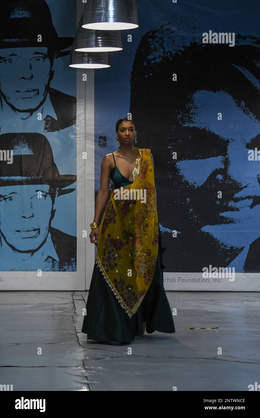 London, Großbritannien, 19. Februar 2023, LAN Fashion Show in Croydon mit Modedesignerin Naviya Edit. Naviya Edit ist eine südasiatische Marke, die zeitgenössische Indianbekleidung anbietet. Durch ihre kuratierten Stücke und maßgeschneiderten Services sind sie für jeden etwas. Einzigartige Outfits aus traditionellen, erschwinglichen Stoffen kreieren. Andrew Lalchan Photography/Alamy Live News Stockfoto