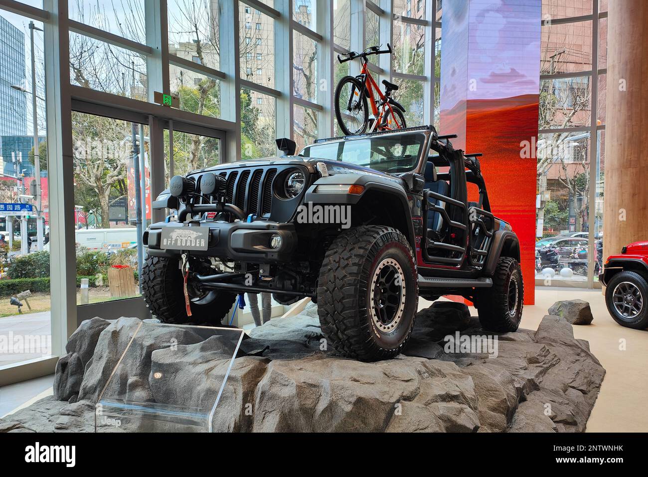 SHANGHAI, CHINA - 28. FEBRUAR 2023 - Autos werden im Jeep Discovery Center in Shanghai, China, ausgestellt, 28. Februar 2023. Es wird berichtet, dass dies der Fall ist Stockfoto