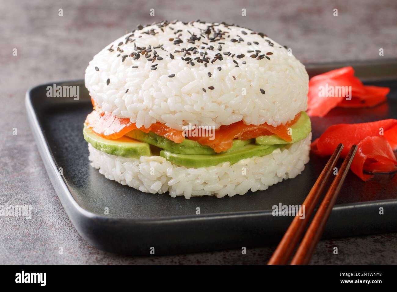 Hausgemachte asiatische Küche, glutenfreie Sushi-Lachs-Burger, Nahaufnahme auf einem Teller auf dem Tisch. Horizontal Stockfoto
