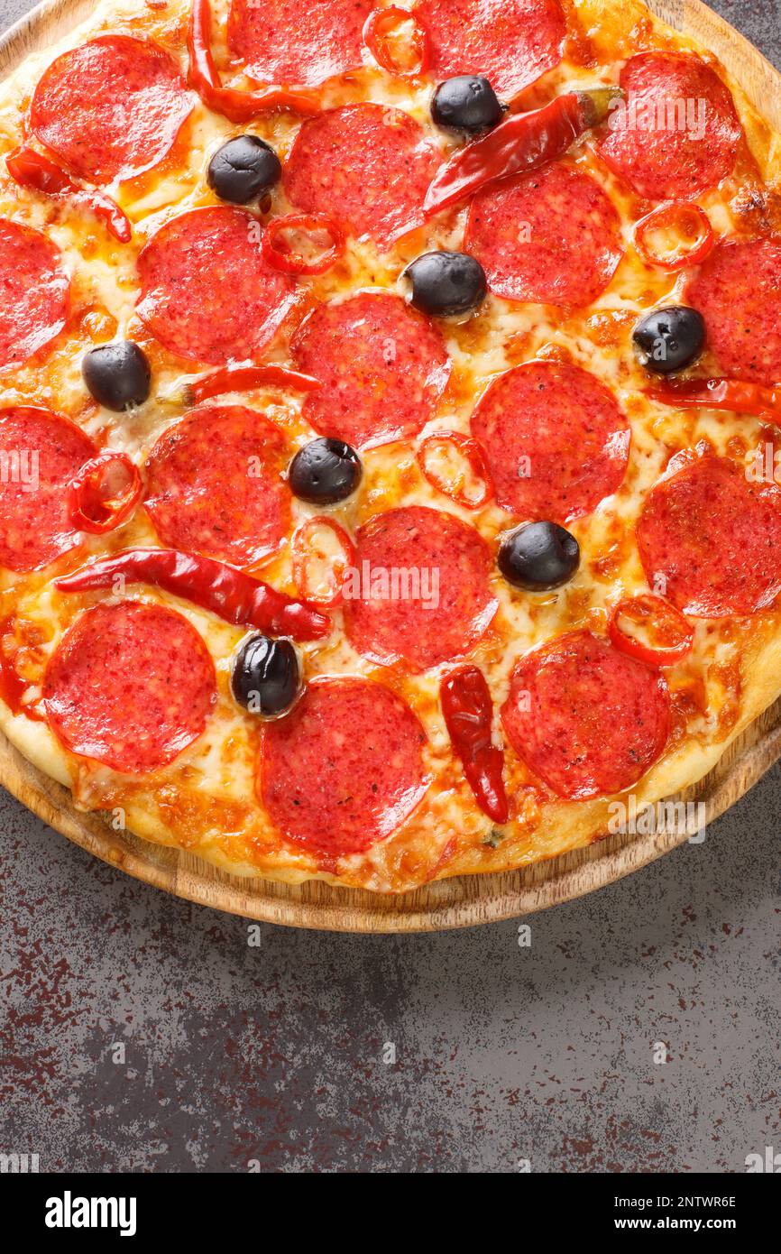 Pizza Diavola Garnierung mit Peperoni Würstchen, Käse, Tomatensoße ...