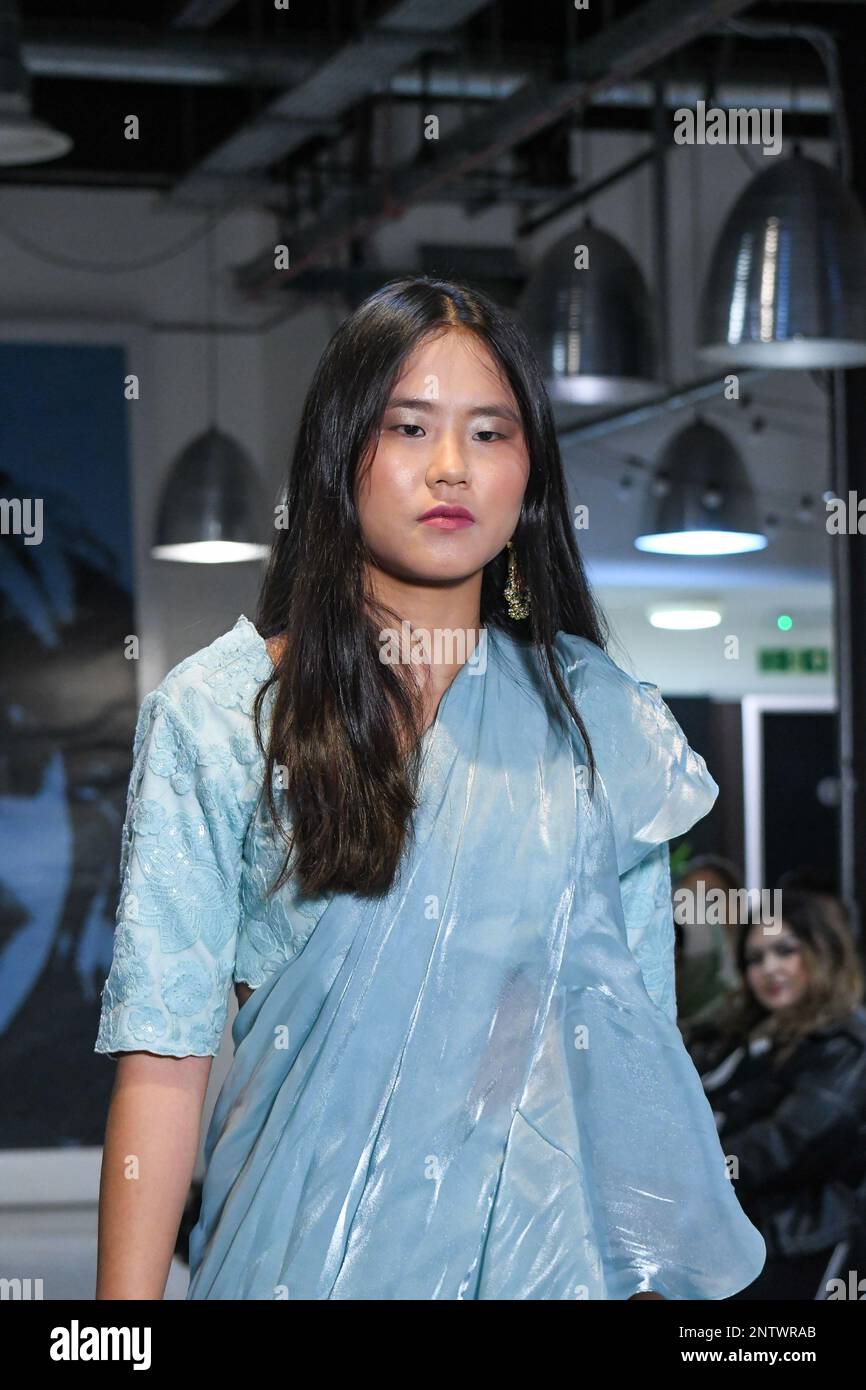 London, Großbritannien, 19. Februar 2023, LAN Fashion Show in Croydon mit Modedesignerin Naviya Edit. Naviya Edit ist eine südasiatische Marke, die zeitgenössische Indianbekleidung anbietet. Durch ihre kuratierten Stücke und maßgeschneiderten Services sind sie für jeden etwas. Einzigartige Outfits aus traditionellen, erschwinglichen Stoffen kreieren. Andrew Lalchan Photography/Alamy Live News Stockfoto