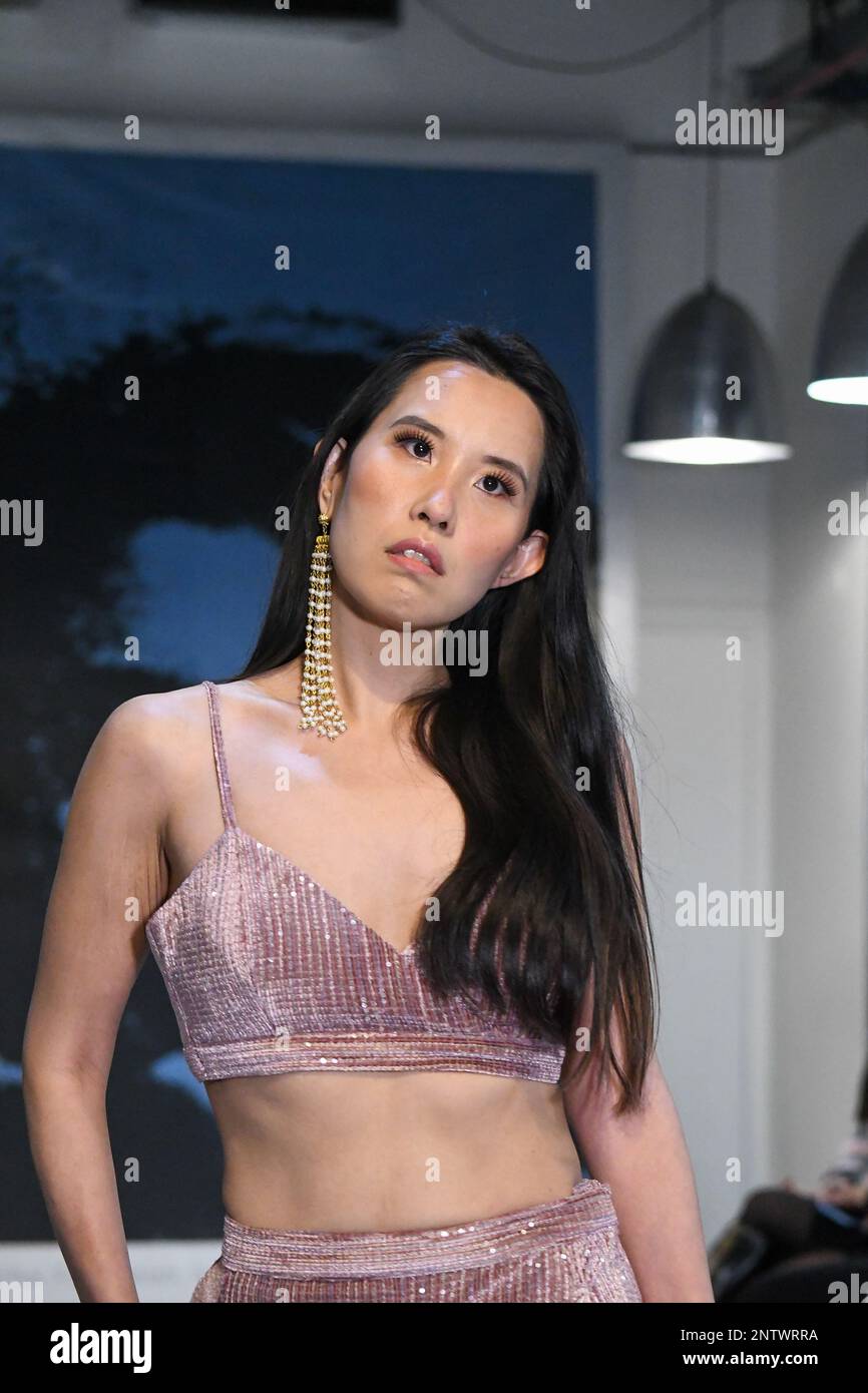 London, Großbritannien, 19. Februar 2023, LAN Fashion Show in Croydon mit Modedesignerin Naviya Edit. Naviya Edit ist eine südasiatische Marke, die zeitgenössische Indianbekleidung anbietet. Durch ihre kuratierten Stücke und maßgeschneiderten Services sind sie für jeden etwas. Einzigartige Outfits aus traditionellen, erschwinglichen Stoffen kreieren. Andrew Lalchan Photography/Alamy Live News Stockfoto