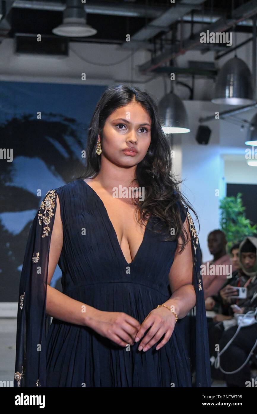 London, Großbritannien, 19. Februar 2023, LAN Fashion Show in Croydon mit Modedesignerin Naviya Edit. Naviya Edit ist eine südasiatische Marke, die zeitgenössische Indianbekleidung anbietet. Durch ihre kuratierten Stücke und maßgeschneiderten Services sind sie für jeden etwas. Einzigartige Outfits aus traditionellen, erschwinglichen Stoffen kreieren. Andrew Lalchan Photography/Alamy Live News Stockfoto
