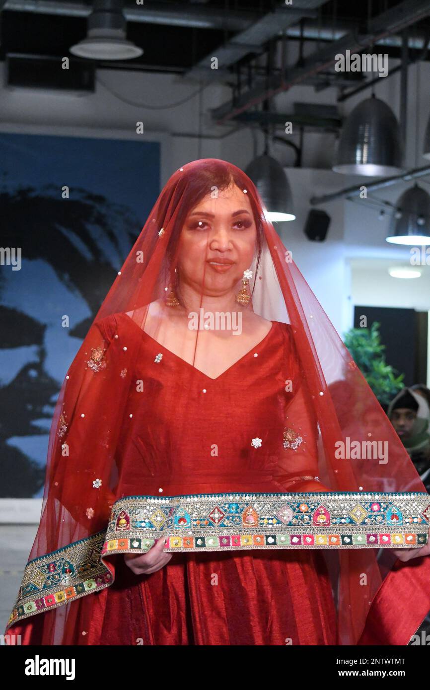 London, Großbritannien, 19. Februar 2023, LAN Fashion Show in Croydon mit Modedesignerin Naviya Edit. Naviya Edit ist eine südasiatische Marke, die zeitgenössische Indianbekleidung anbietet. Durch ihre kuratierten Stücke und maßgeschneiderten Services sind sie für jeden etwas. Einzigartige Outfits aus traditionellen, erschwinglichen Stoffen kreieren. Andrew Lalchan Photography/Alamy Live News Stockfoto