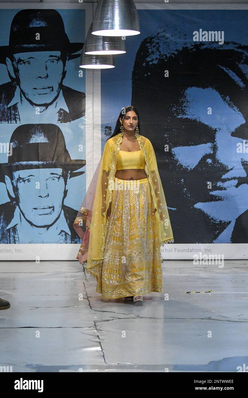 London, Großbritannien, 19. Februar 2023, LAN Fashion Show in Croydon mit Modedesignerin Naviya Edit. Naviya Edit ist eine südasiatische Marke, die zeitgenössische Indianbekleidung anbietet. Durch ihre kuratierten Stücke und maßgeschneiderten Services sind sie für jeden etwas. Einzigartige Outfits aus traditionellen, erschwinglichen Stoffen kreieren. Andrew Lalchan Photography/Alamy Live News Stockfoto