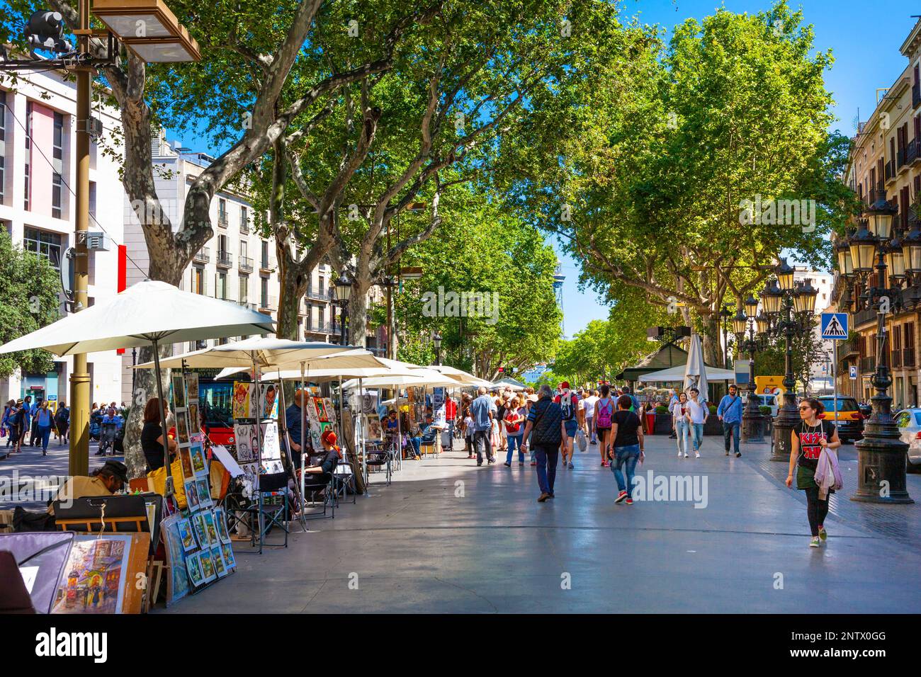 Verkaufsstände und Menschen, die entlang der Rambla, Barcelona, Katalonien, Spanien spazieren gehen Stockfoto