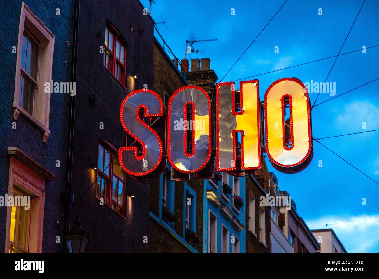 Farbenfrohes soho Neonschild in der Gegend der Carnaby Street während der Festtage, London, England, Großbritannien Stockfoto