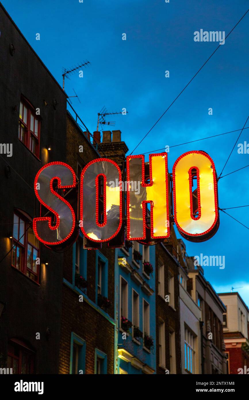 Farbenfrohes soho Neonschild in der Gegend der Carnaby Street während der Festtage, London, England, Großbritannien Stockfoto