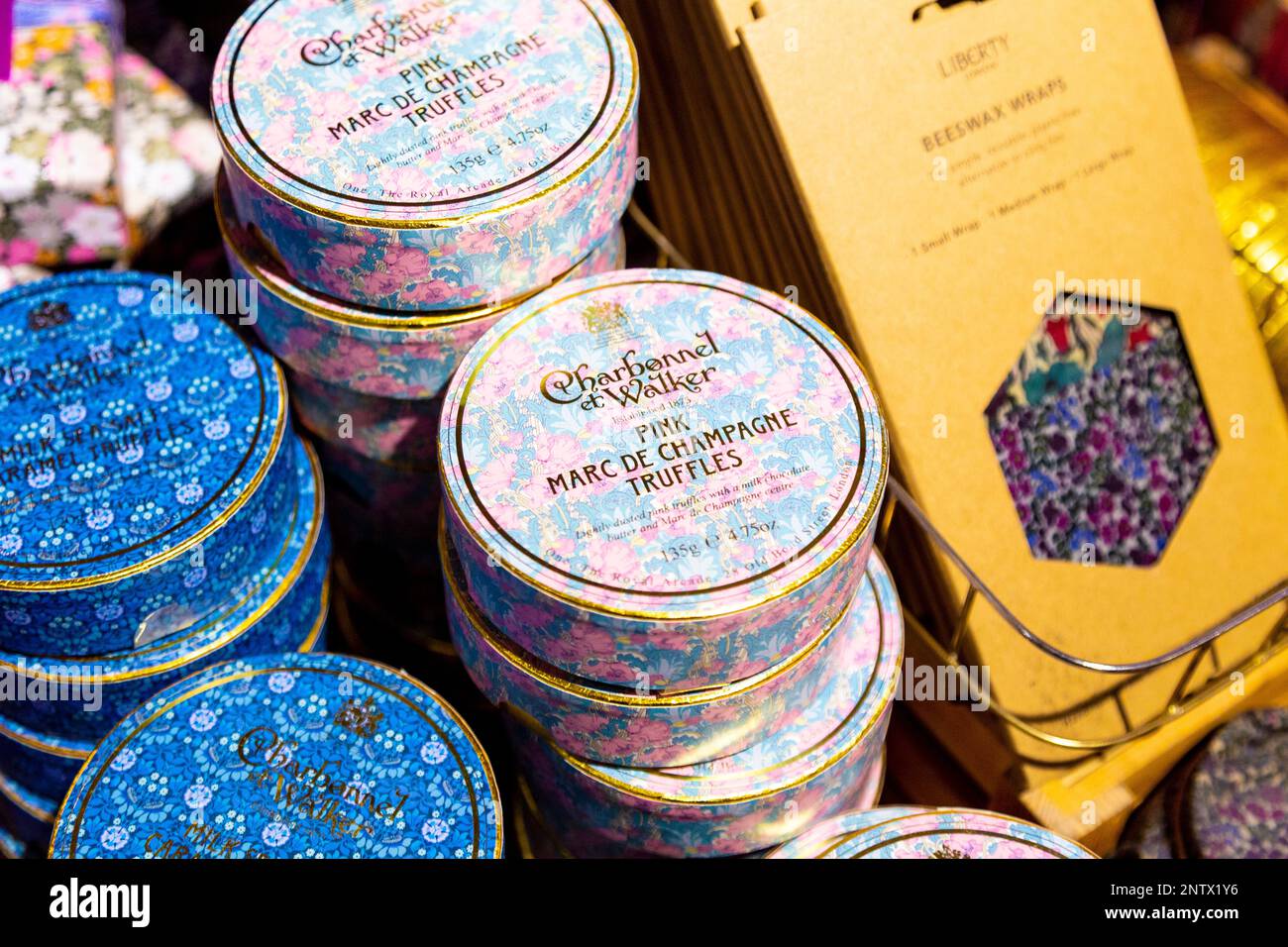 Charbonnel et Walker Luxusschokolade zum Verkauf bei Liberty London, Carnaby, London, Großbritannien Stockfoto