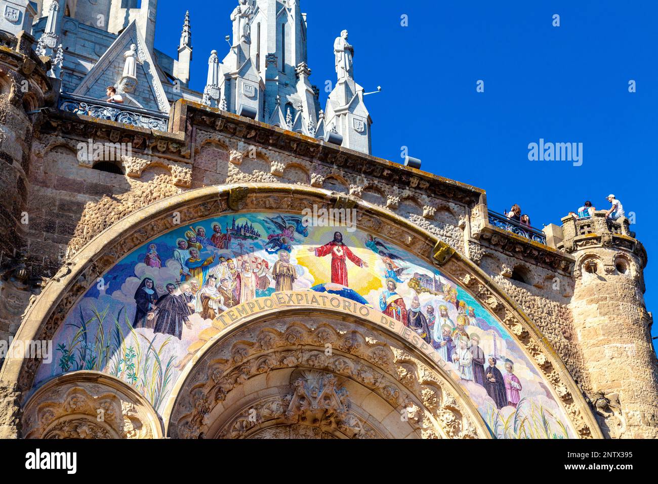 Mosaik auf der Außenseite der Krypta am Tempel des Heiligen Herzens von Jesus, Barcelona, Spanien Stockfoto