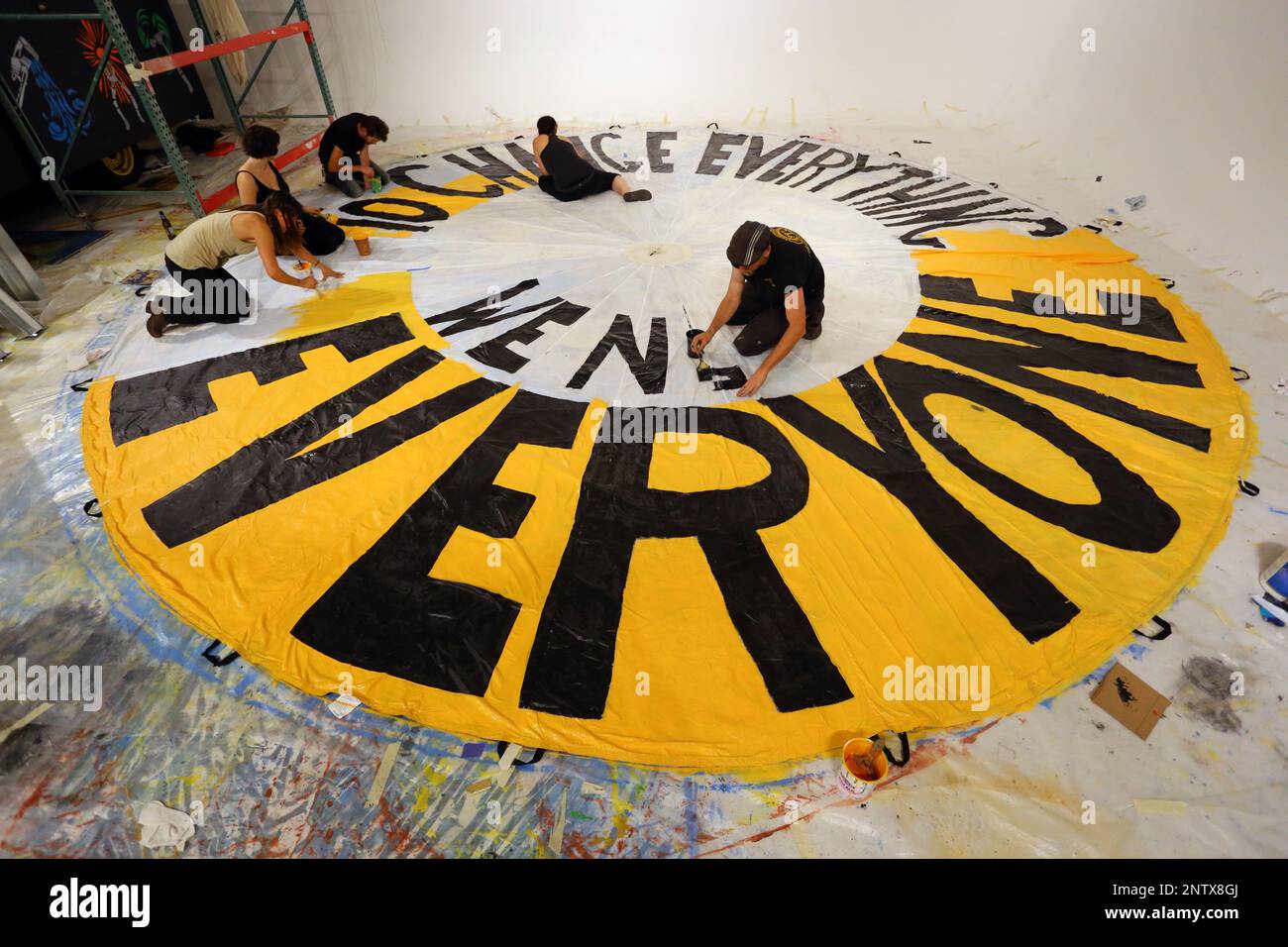 20. September 2014, New York. Die Menschen malen „alles ändern, wir brauchen jeden“ auf einem Fallschirmbanner für den „People's Climate March“. Stockfoto