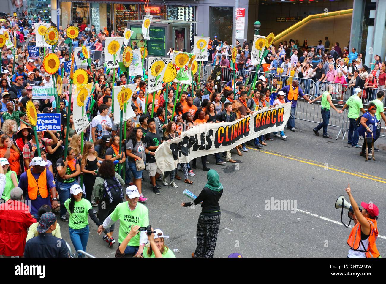 21. September 2014, New York. Junge Klimaschutzaktivisten an der Spitze des Volksklima-Marsches in NYC. Stockfoto