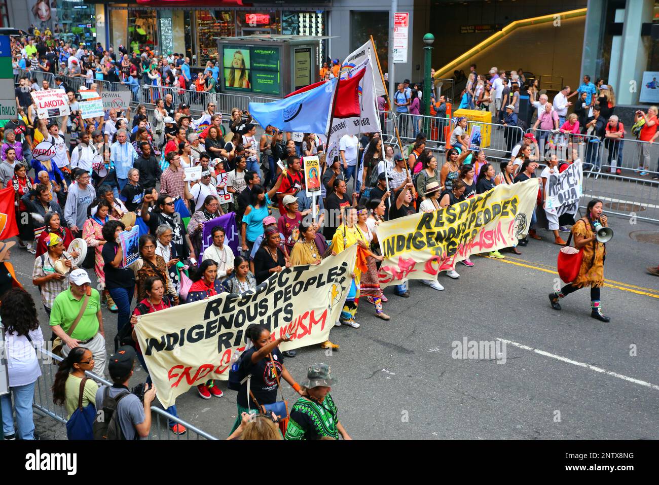 21. September 2014, New York. Die Rechte der indigenen Völker hängen mit den Bannern "Ende des Kolonialismus" im "People's Climate March" zusammen Stockfoto