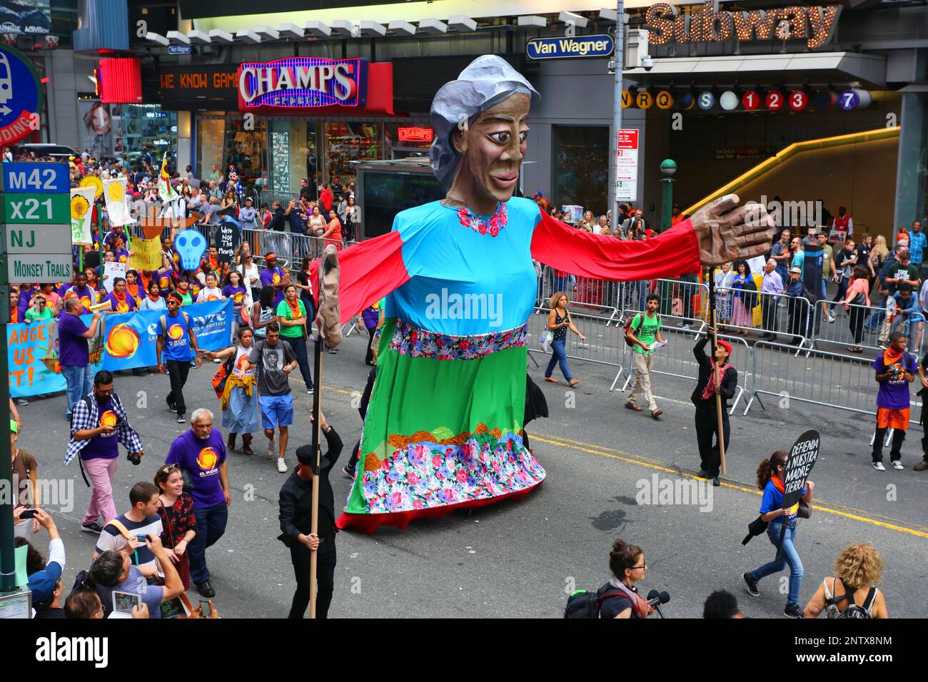 21. September 2014, New York. Klimaaktivisten mit El Puente mit einer 20 Fuß hohen La Madre Tierra (Mutter Erde) beim People's Climate March. Stockfoto