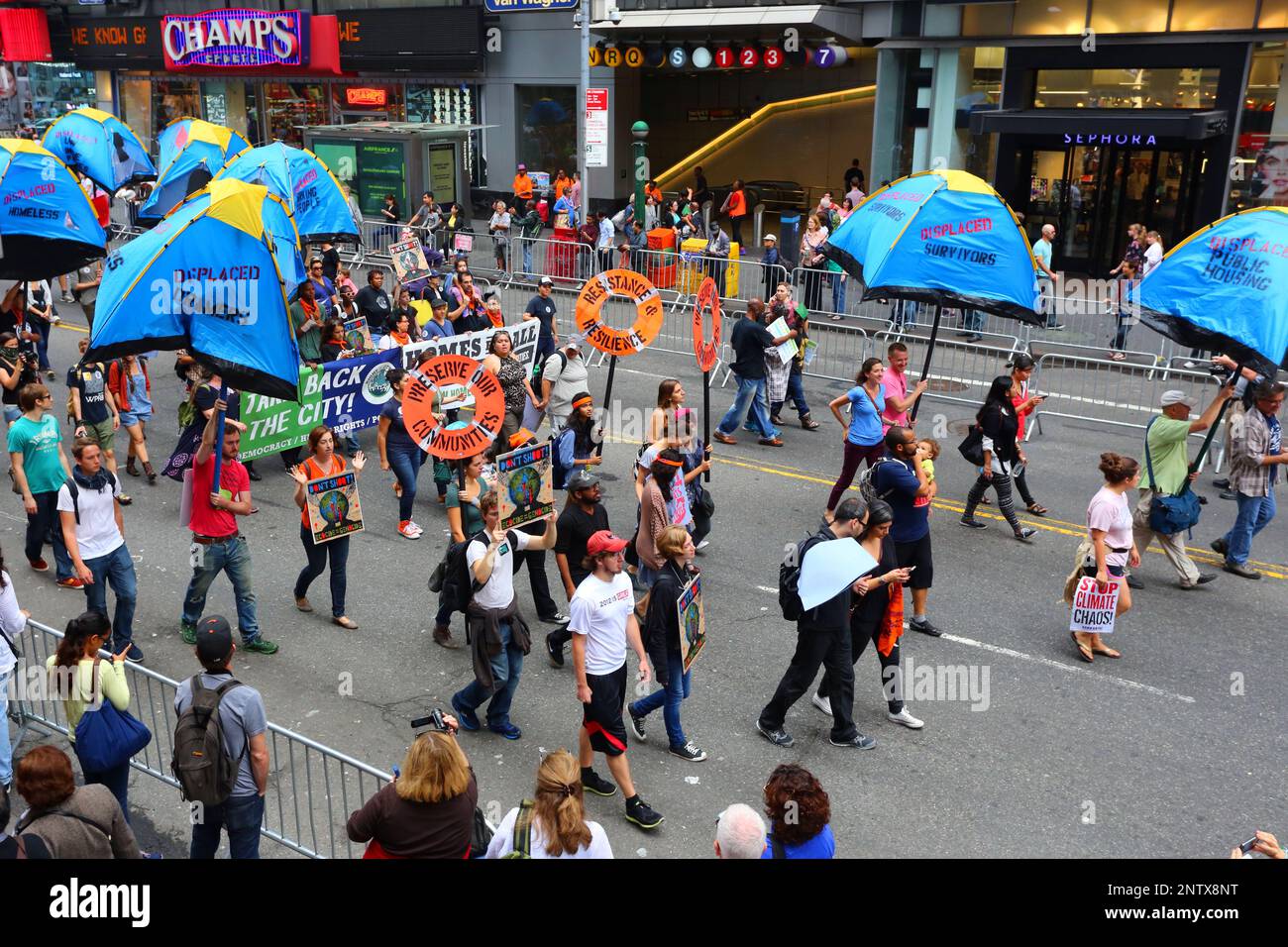 21. September 2014, New York. Klimaktivisten mit dem [Hurrikan Sandy] Wohnungs- und Vertreibungskontingent des People's Climate March. Stockfoto