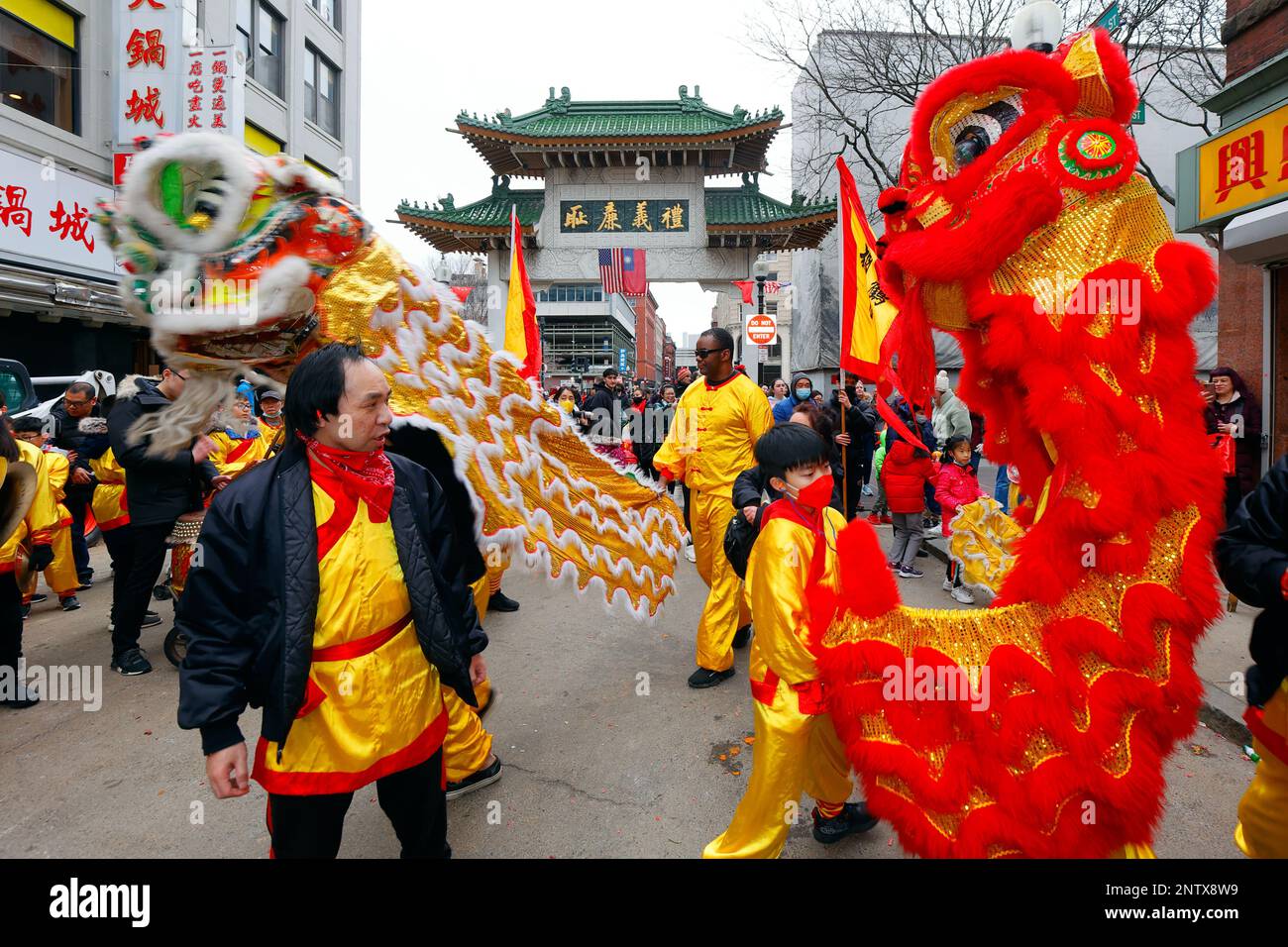 Schüler des Woo Ching White Crane Lion Dance Team vor dem Boston Chinatown Gate während des Spring Festivals, chinesisches Neujahr, 29. Januar 2023. Stockfoto