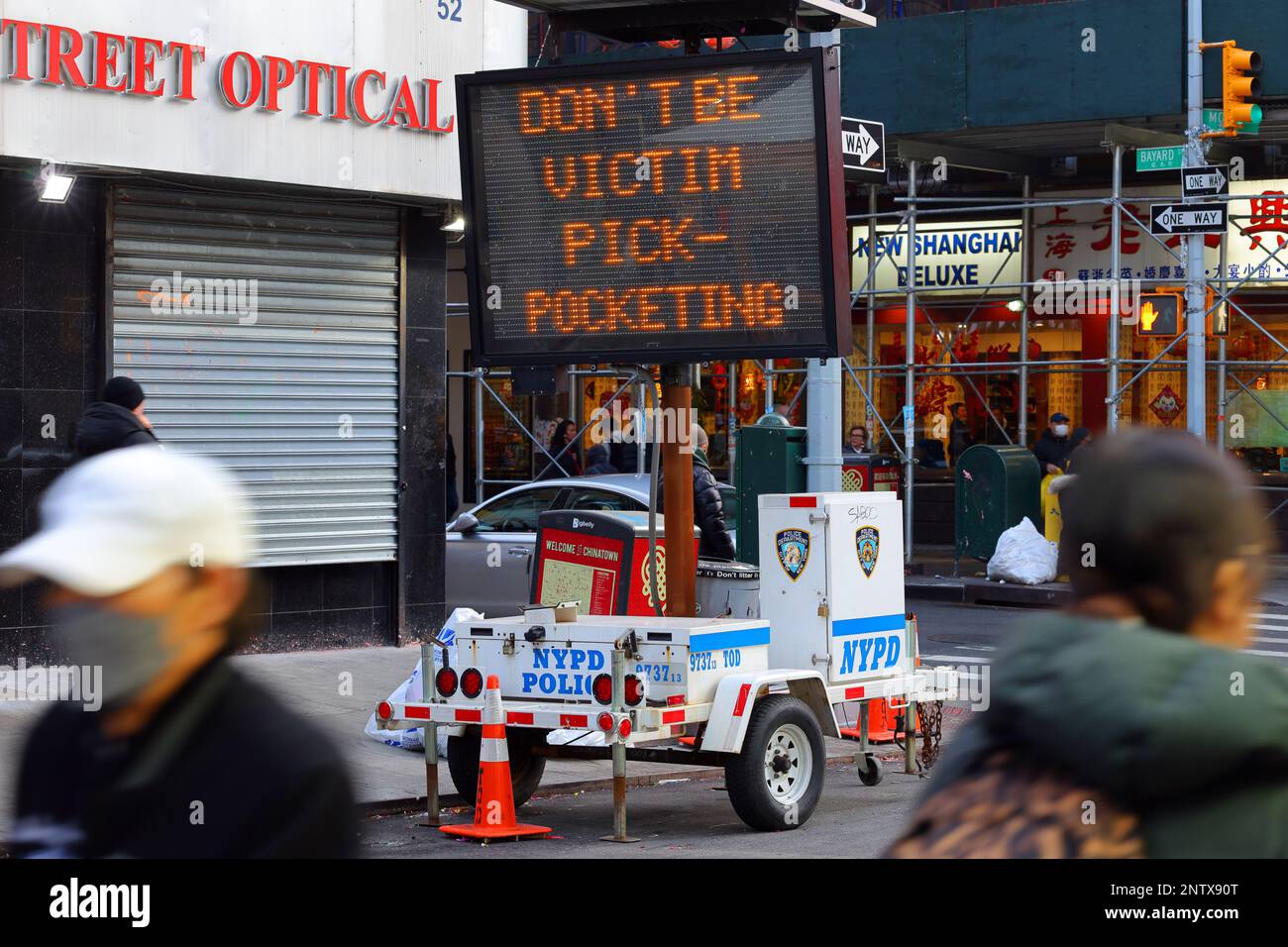 "Do't be Victim Pickpocketing" -Nachricht auf einem NYPD Verkehrsschilder-Trailer während der chinesischen Neujahrsfeier in Manhattan Chinatown, New York. Stockfoto