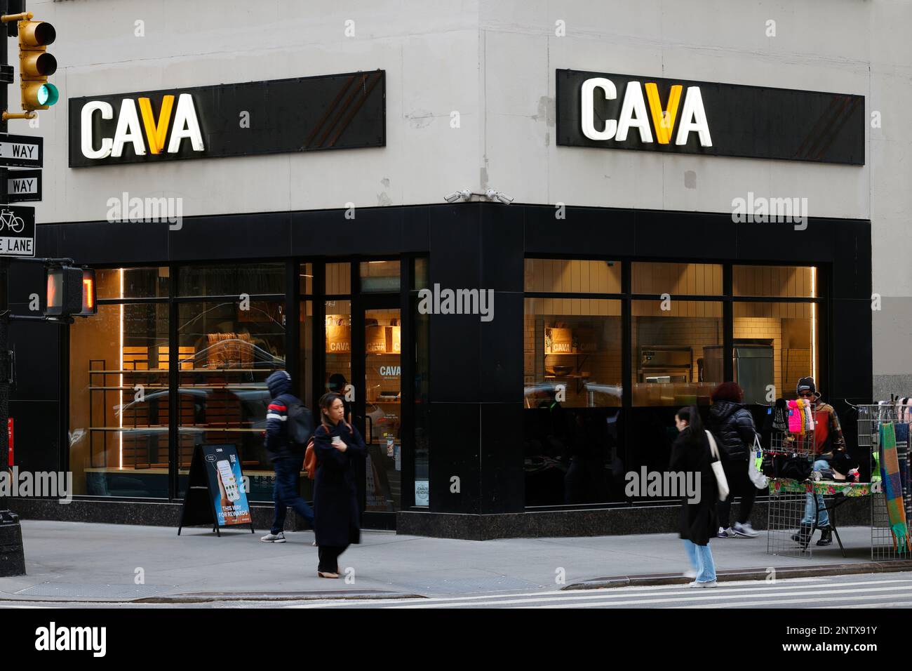 CAVA, 1385 Broadway, New York. Foto eines mediterranen Restaurants in Midtown Manhattan mit schnellem, ungezwungenem Ambiente. Stockfoto