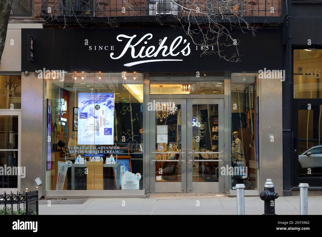 Kiehl's, 154 Columbus Ave, New York. NYC-Schaufensterfoto eines Hautpflegeunternehmens und eines Schönheitsladens in Manhattans Upper West Side. Stockfoto