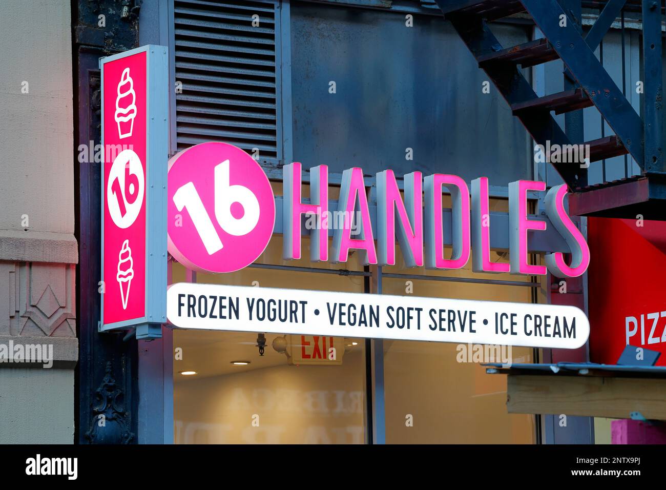 16 kümmert sich um Schilder für gefrorenen Joghurt in einem der Dessertgeschäfte in New York City Stockfoto