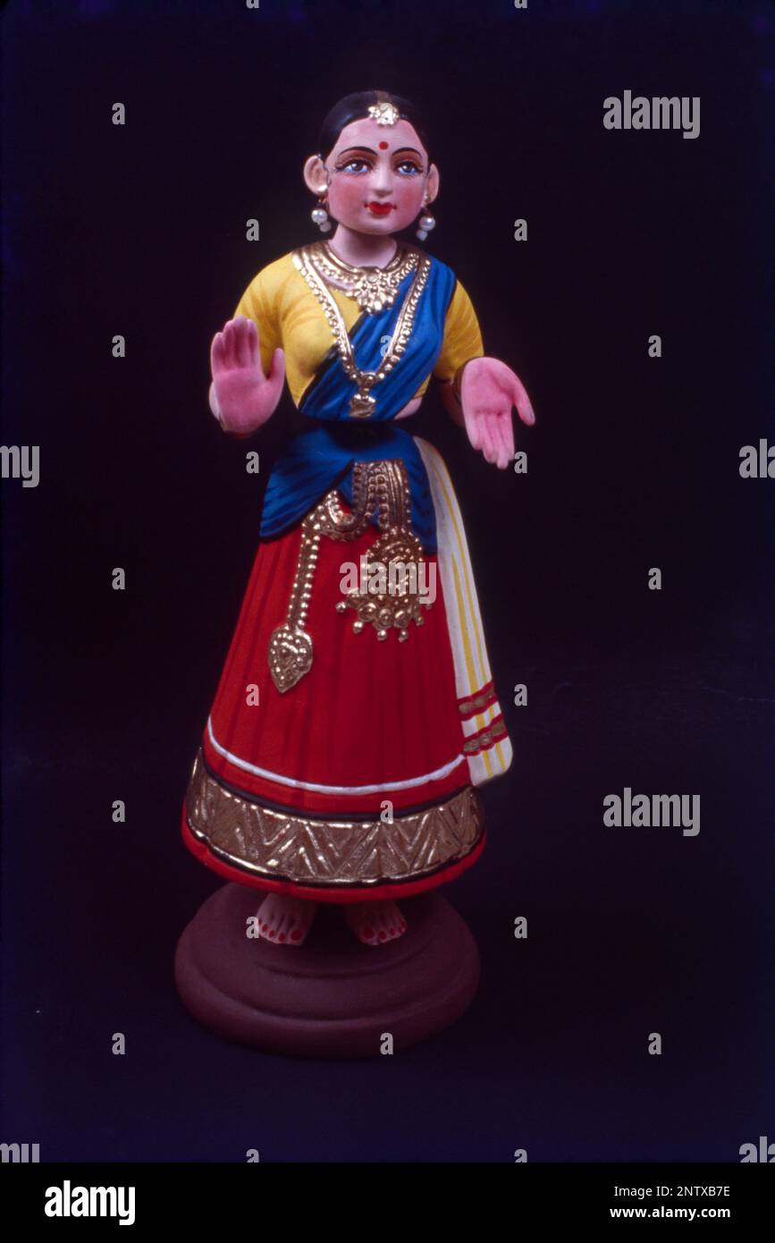 Die Thanjavur-Puppe ist eine Art traditionelles indisches Spielzeug aus Terrakotta. Der Schwerpunkt und das Gesamtgewicht der Puppe konzentrieren sich auf ihren untersten Punkt und erzeugen eine tanzartige, kontinuierliche Bewegung mit langsamen Schwingungen. Stockfoto