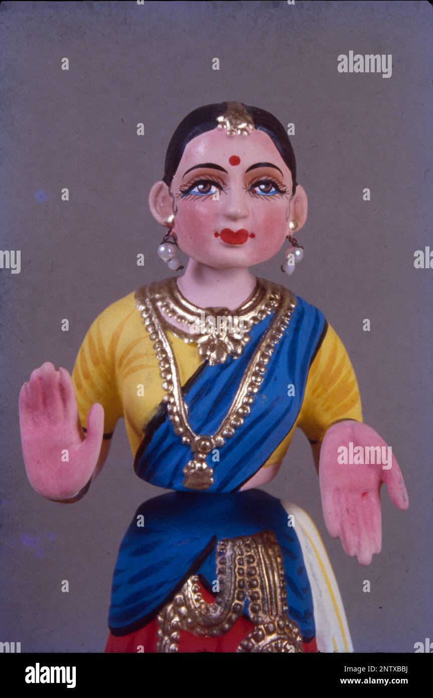 Die Thanjavur-Puppe ist eine Art traditionelles indisches Spielzeug aus Terrakotta. Der Schwerpunkt und das Gesamtgewicht der Puppe konzentrieren sich auf ihren untersten Punkt und erzeugen eine tanzartige, kontinuierliche Bewegung mit langsamen Schwingungen. Stockfoto