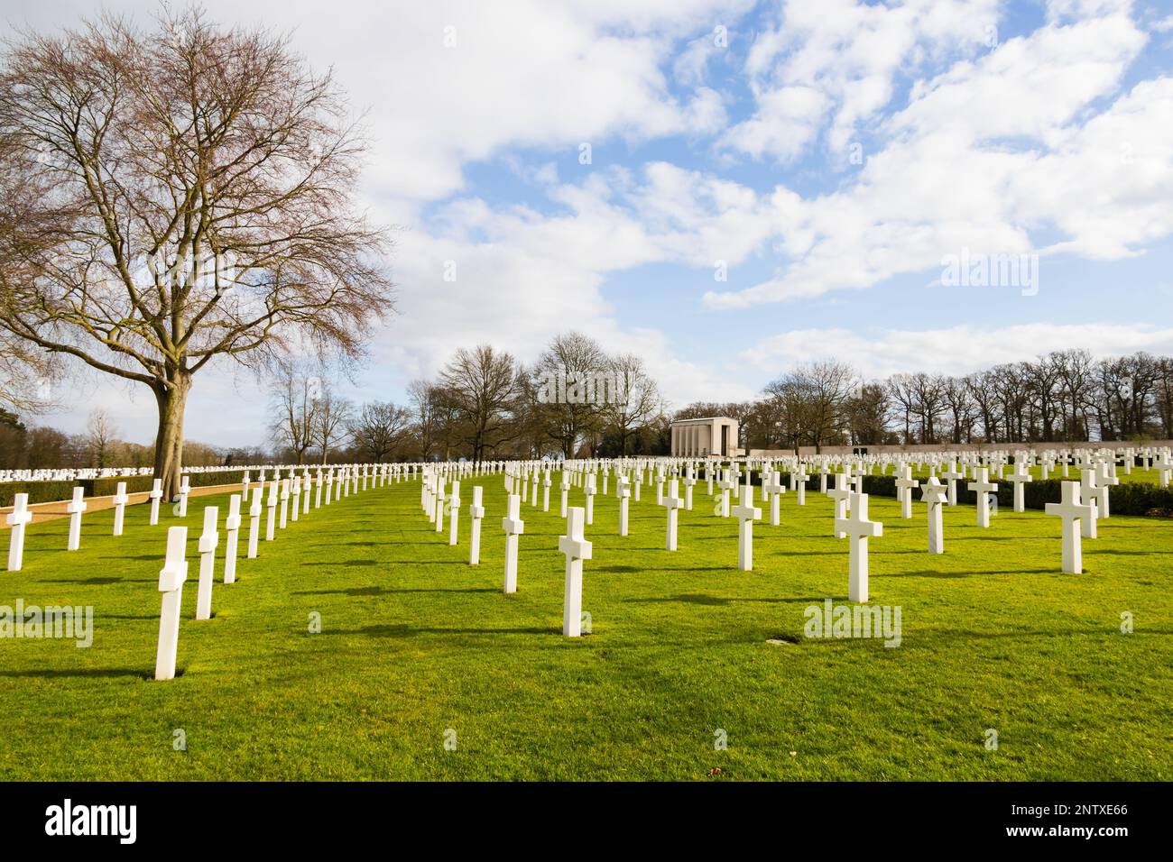 Linien von Grabkreuzen, die zur Kapelle führen. Cambridge American Cemetery and Memorial, Madingley, Cambridgeshire, England Stockfoto