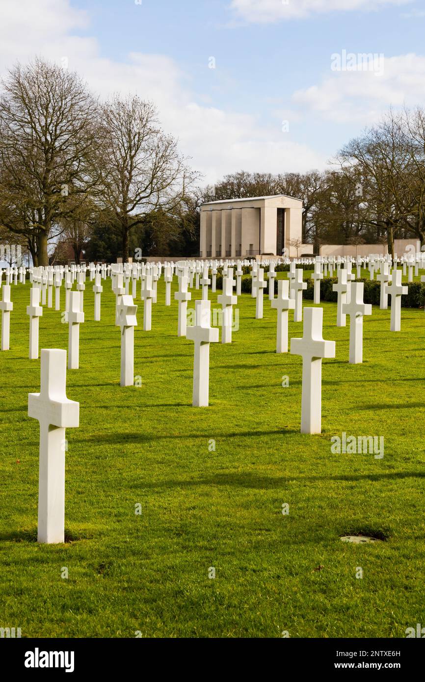 Linien von Grabkreuzen, die zur Kapelle führen. Cambridge American Cemetery and Memorial, Madingley, Cambridgeshire, England Stockfoto