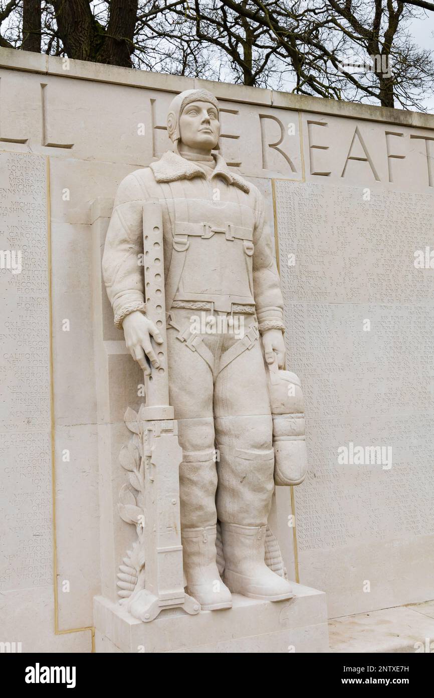 Geschnitzte Steinstatue eines Luftmanns der USAAF an den Wänden der Vermissten am Cambridge American Cemetery and Memorial, Madingley, Cambridgeshire, eng Stockfoto