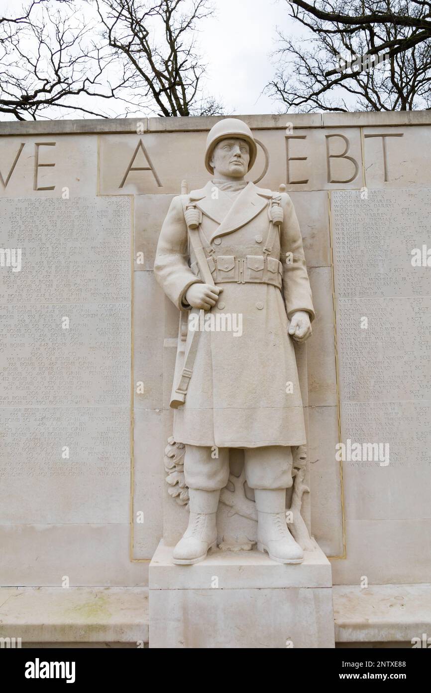 Die Steinstatue eines Soldaten der US-Armee an den Wänden der Vermissten am Cambridge American Cemetery and Memorial, Madingley, Cambridgeshire, E Stockfoto