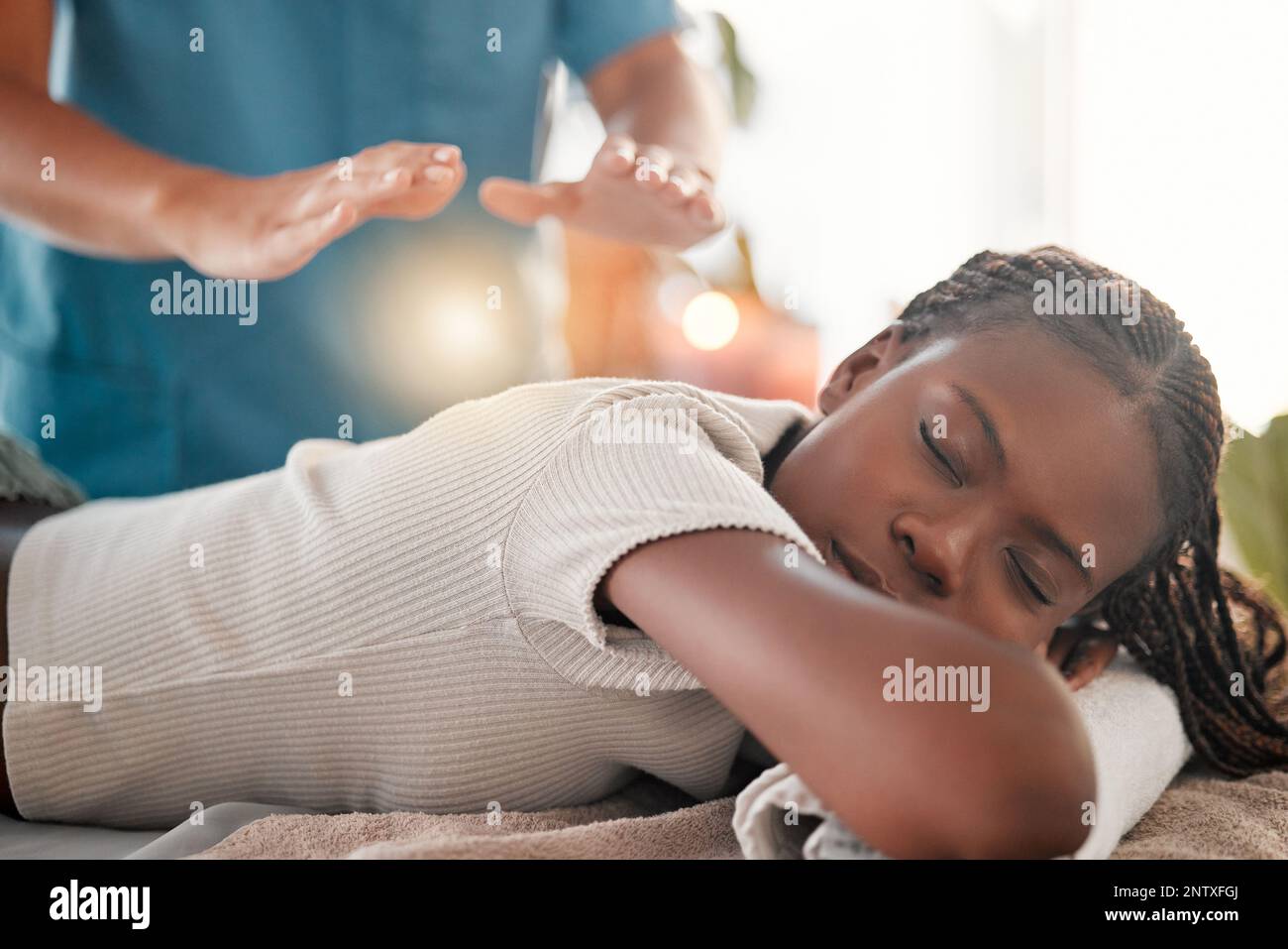 Entspannen Sie sich, reiki Energy und die schwarze Frau im Spa für Chakra-Therapie und leichte ganzheitliche Medizin. Spirituelle Heilung, Gleichgewicht und Zen, Person mit Stockfoto