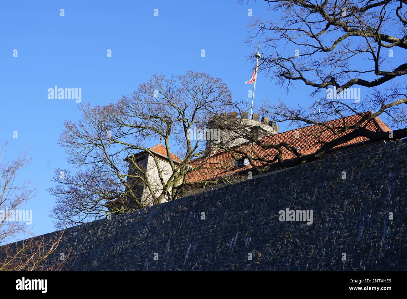 Dicke Mauern einer Burg in Bielefeld Stockfoto