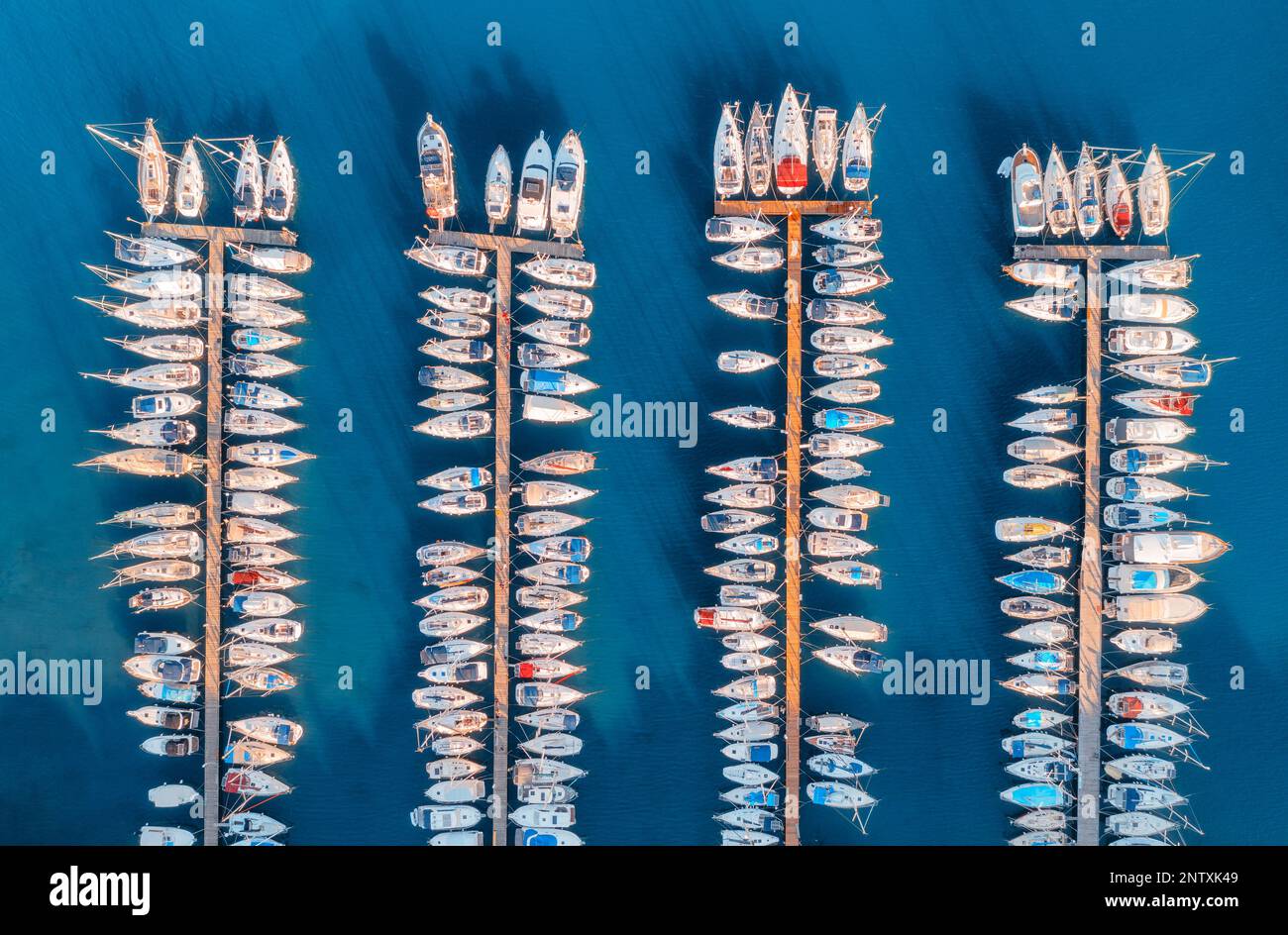 Luftaufnahme von Booten und Yachten im Dock bei Sonnenuntergang im Sommer Stockfoto