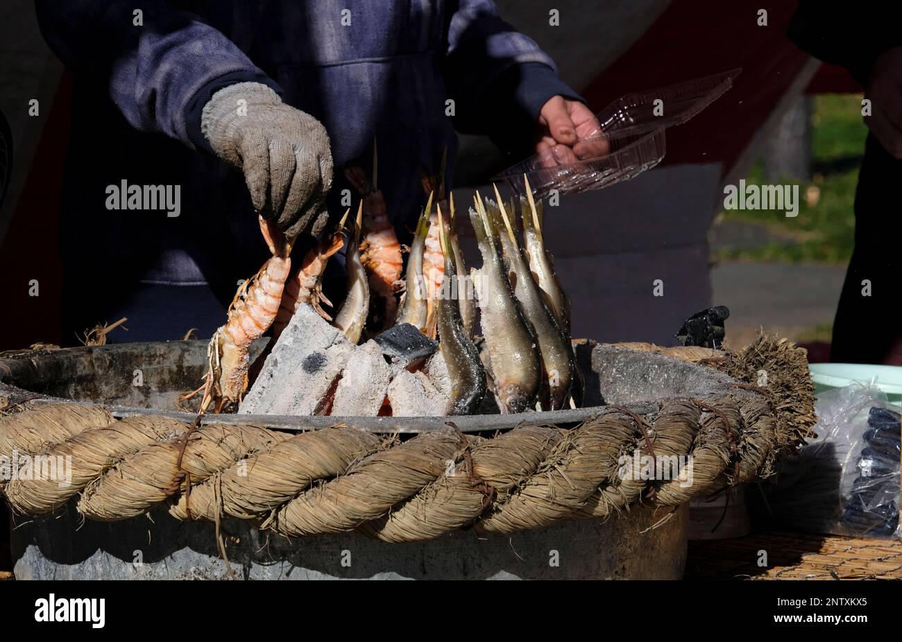 Frische Meeresfrüchte von einem Straßenverkäufer in Japan Stockfoto