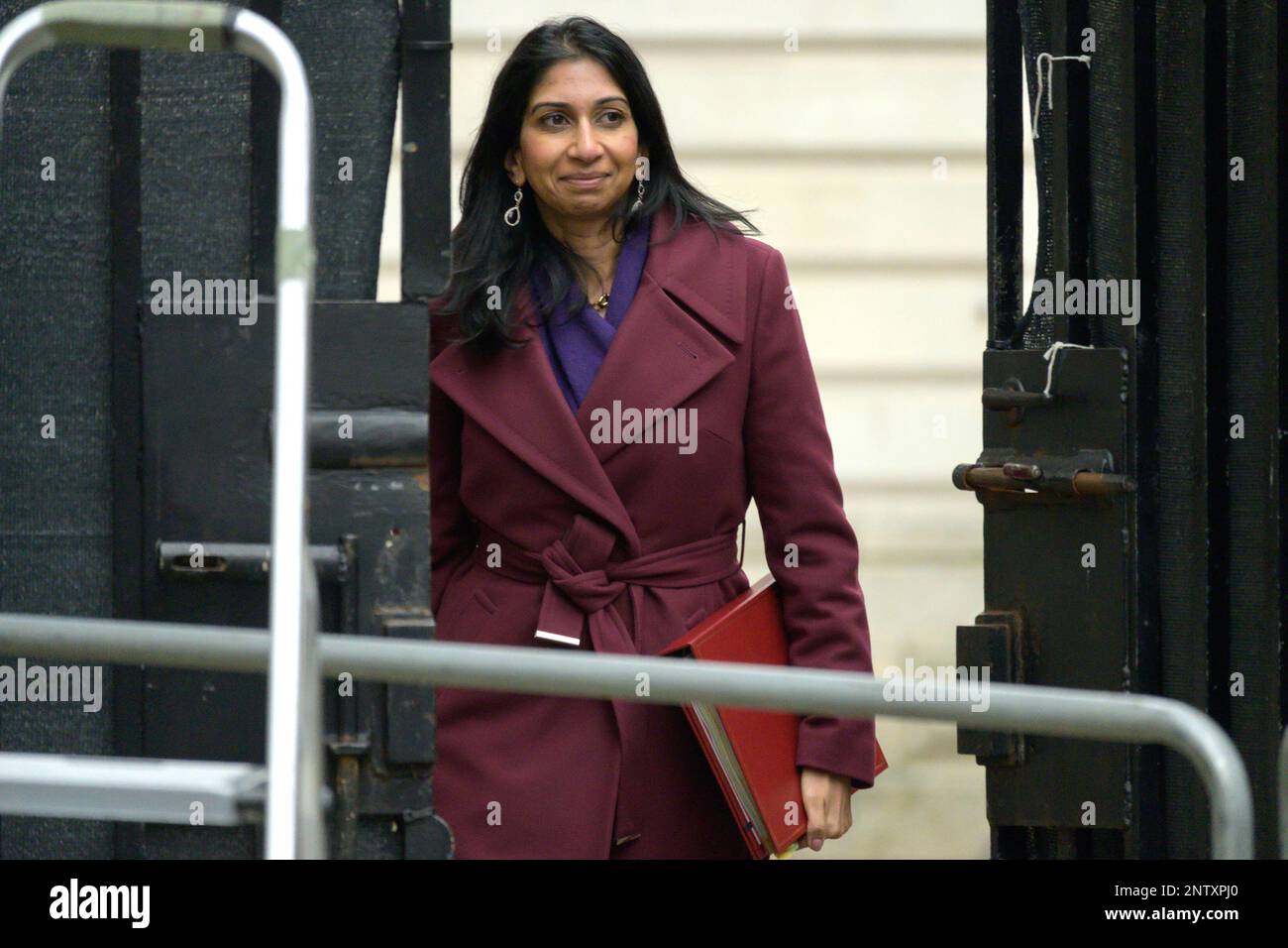 Suella Braverman QC MP (Innenministerin) Ankunft in Downing Street für eine Notfall Kabinettssitzung, 27. Februar 2023 Stockfoto