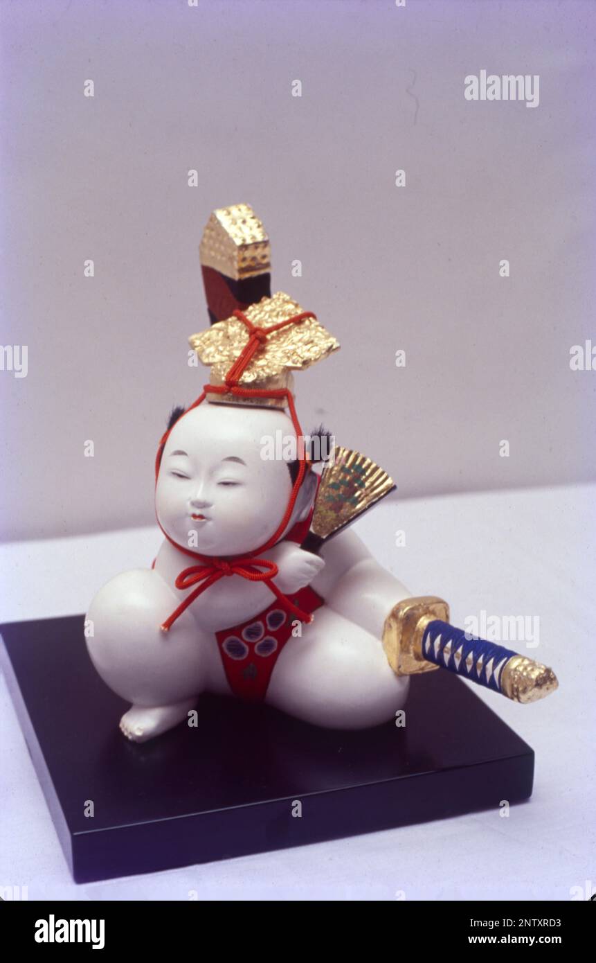 Japanische Puppen sind ein wesentlicher Bestandteil der nationalen Kultur, es gibt sogar ein Festival, das ihnen jeden Frühling gewidmet ist! Sie sind auf Japanisch als ningyo oder menschliche Gestalt bekannt und in vielen Formen und Größen erhältlich. Sie haben ebenso viele Bedeutungen und Verwendungszwecke. Seit der Antike sind Puppen Teil der japanischen Kultur. Sie repräsentieren ein Stück Verehrung, ein Kinderspielzeug oder ein Objekt der Freude. Stockfoto