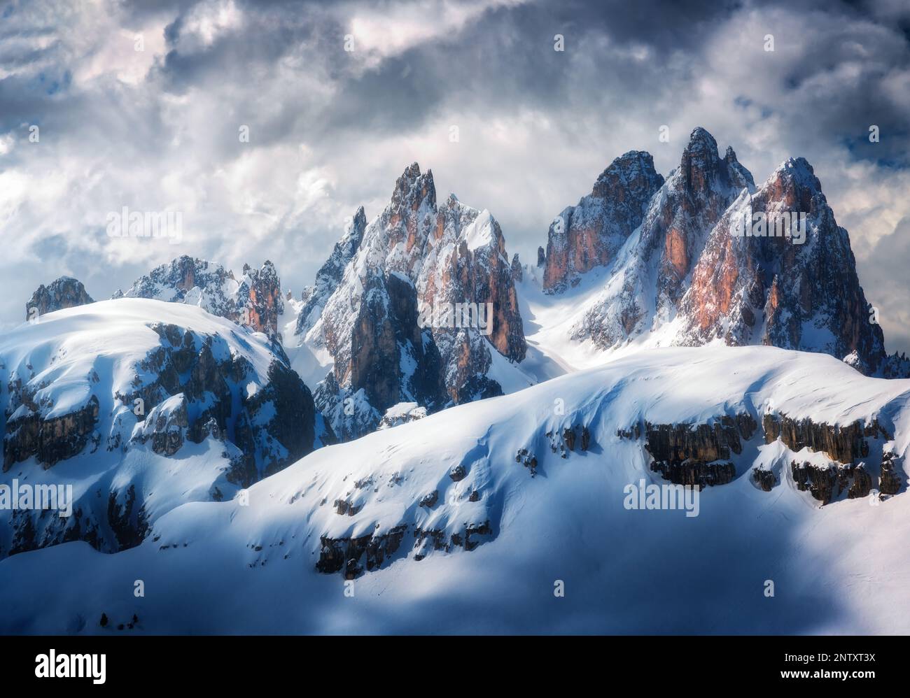 Schöne Berggipfel im Schnee im Winter. Dramatische Landschaft Stockfoto