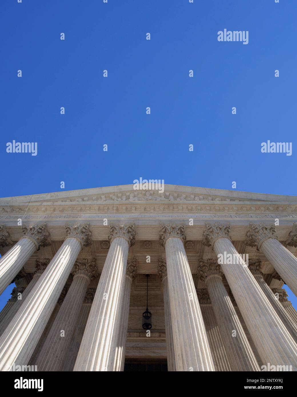 Blick nach oben auf das Supreme Court Building in Washington DC mit blauem Himmel. Stockfoto