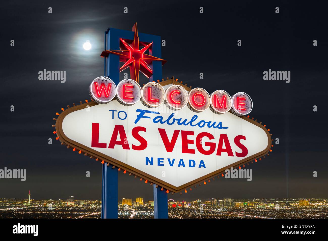 Nachtblick auf das berühmte „Welcome to Fabulous Las Vegas“-Schild mit Skyline der Stadt im Hintergrund. Stockfoto