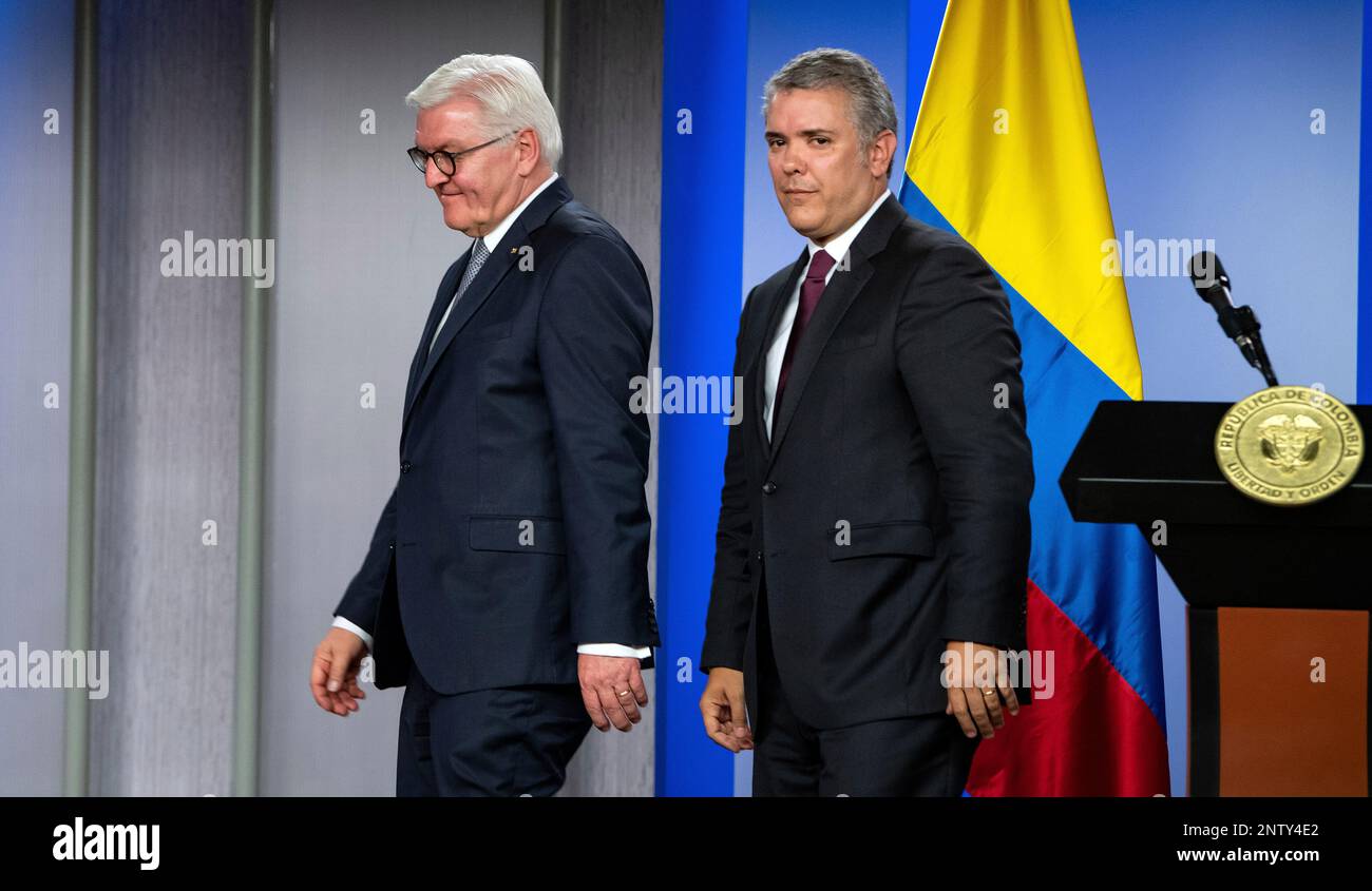 12 February 2019, Colombia, Bogot': Federal President Frank-Walter Steinmeier, left, and Ivan Duque Marquez, President of Colombia, leave the stage at the end of a press conference after their talks at the President's office. Federal President Steinmeier and his wife are visiting Colombia and Ecuador on the occasion of Alexander von Humboldt's 250th birthday as part of a five-day trip to Latin America. Photo: (Bernd von Jutrczenka/DPA via AP) Stockfoto