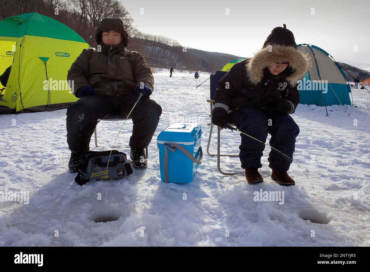 Eis Angeln, Abasiri See, Abashiri, Hokkaido, Japan Stockfoto