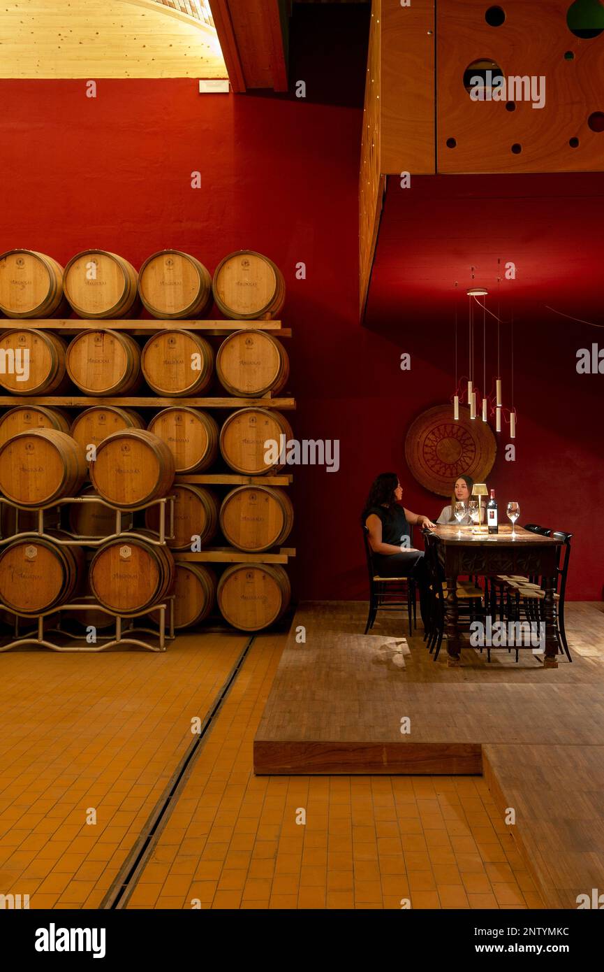 Die anzügliche Weinverkostungszone im Fass im Weingut Argiolas in Serdiana, Sardinien, Italien Stockfoto