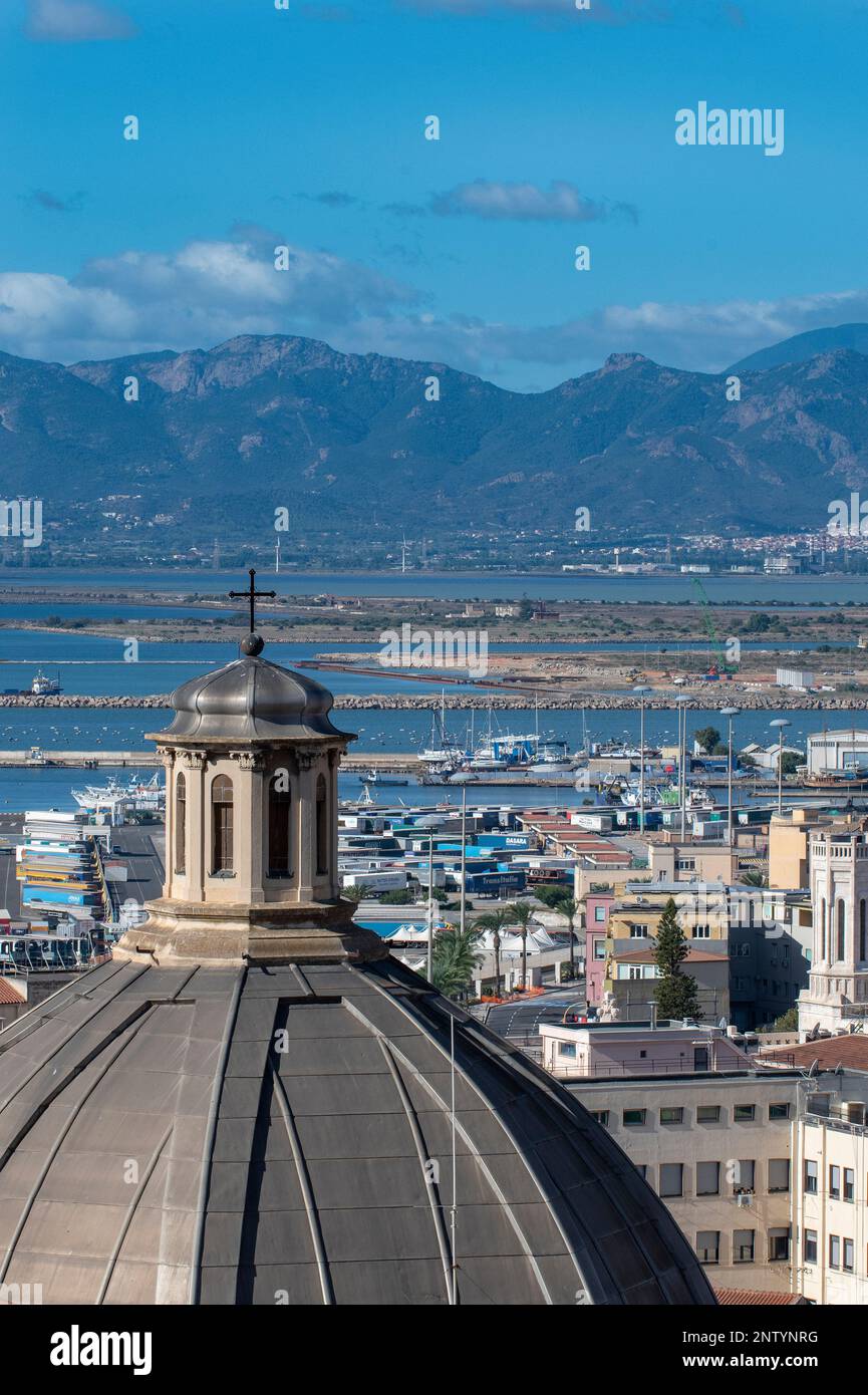 Das historische Zentrum von Cagliari mit dem Hafen im Hintergrund, Sardinien, Italien Stockfoto