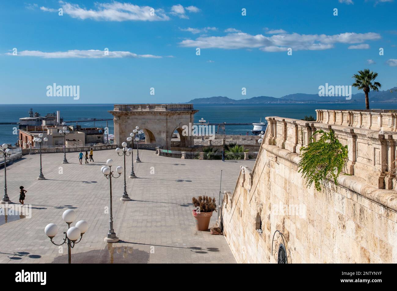 Die herrliche Terrasse Umberto I, erbaut zwischen 1896 und 1902 auf den mittelalterlichen Bastionen der Altstadt, Cagliari, Sardinien, Italien Stockfoto