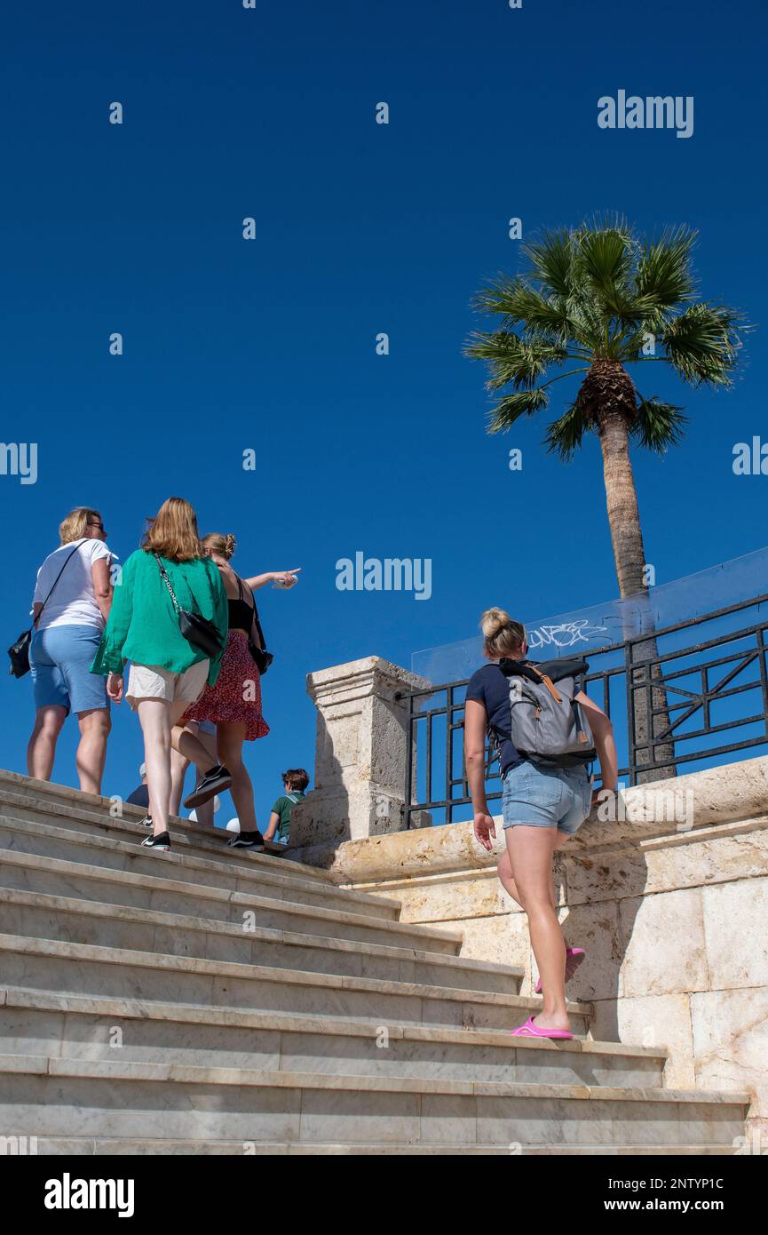 Eine Gruppe von Touristen auf dem Weg zur Terrasse Umberto I, einem der Höhepunkte der Altstadt von Cagliari, Sardinien, Italien Stockfoto