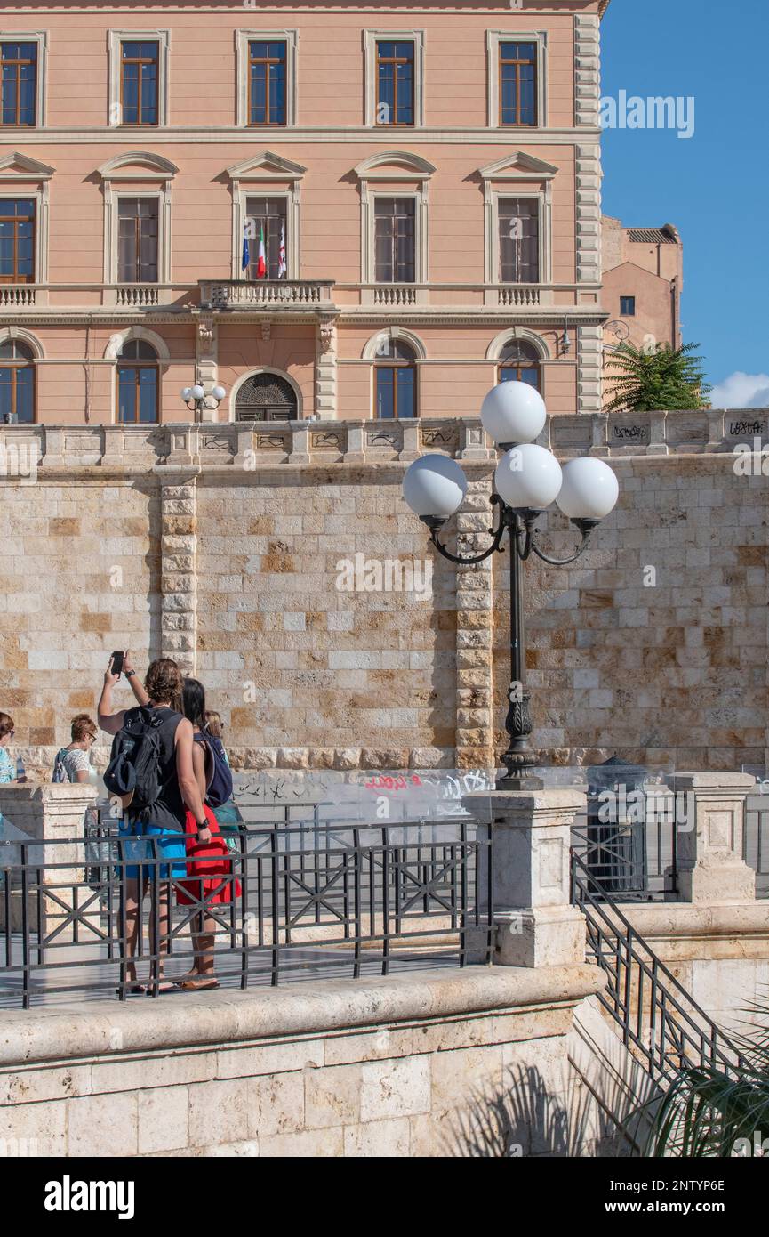 Ein junges Paar macht ein Selfie auf der Terrasse Umberto I, einem der Höhepunkte der Altstadt von Cagliari, Sardinien, Italien Stockfoto
