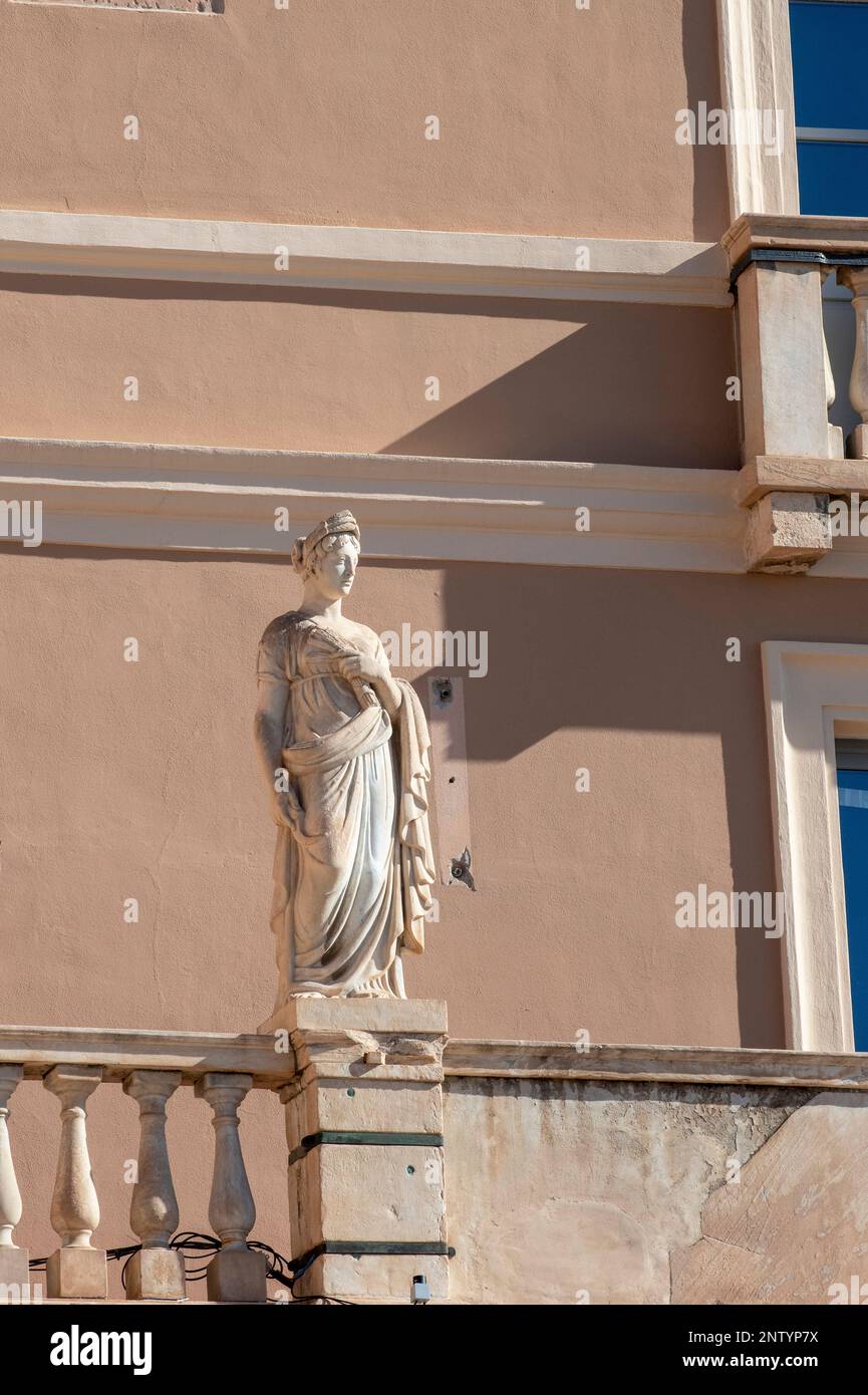 Eine der Statuen mit Blick auf die Terrasse Umberto I in Cagliari, Sardinien, Italien Stockfoto