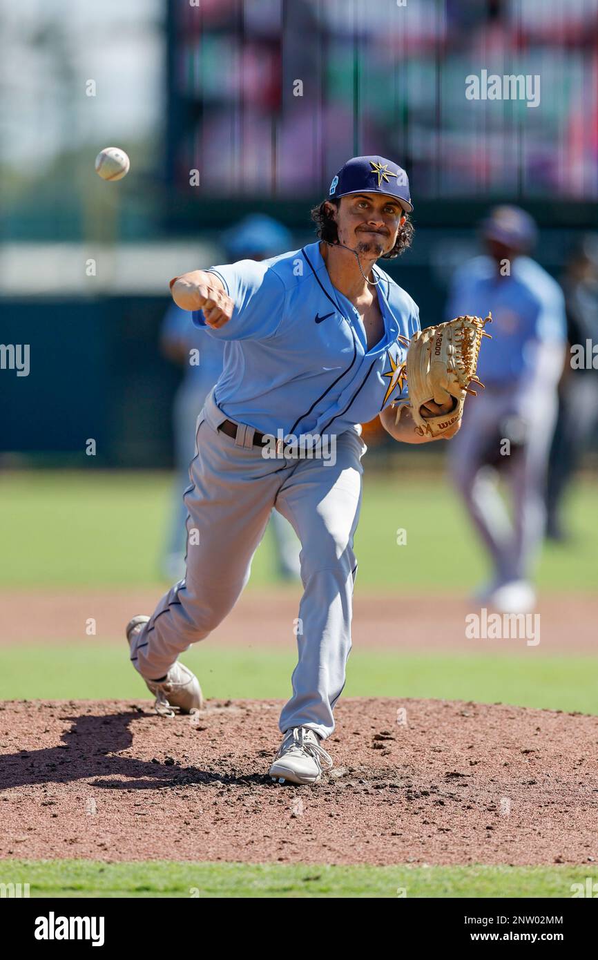 Sarasota FL USA; der Pitcher Evan McKendry aus Tampa Bay Rays liefert während eines MLB-Frühjahrstrainings gegen die Baltimore Orioles in der Ed Smith St ein Pitch Stockfoto